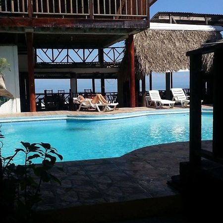 La Delphina Bed And Breakfast Bar And Grill ลาเซย์บา ภายนอก รูปภาพ