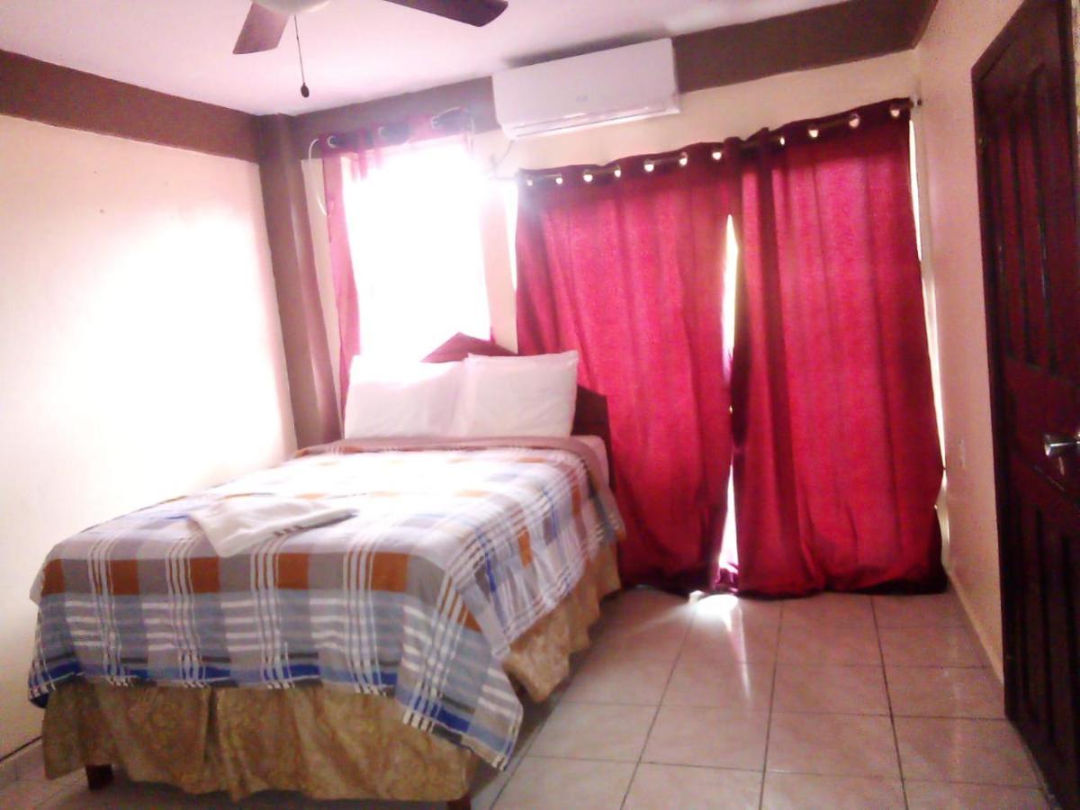 La Delphina Bed And Breakfast Bar And Grill ลาเซย์บา ภายนอก รูปภาพ