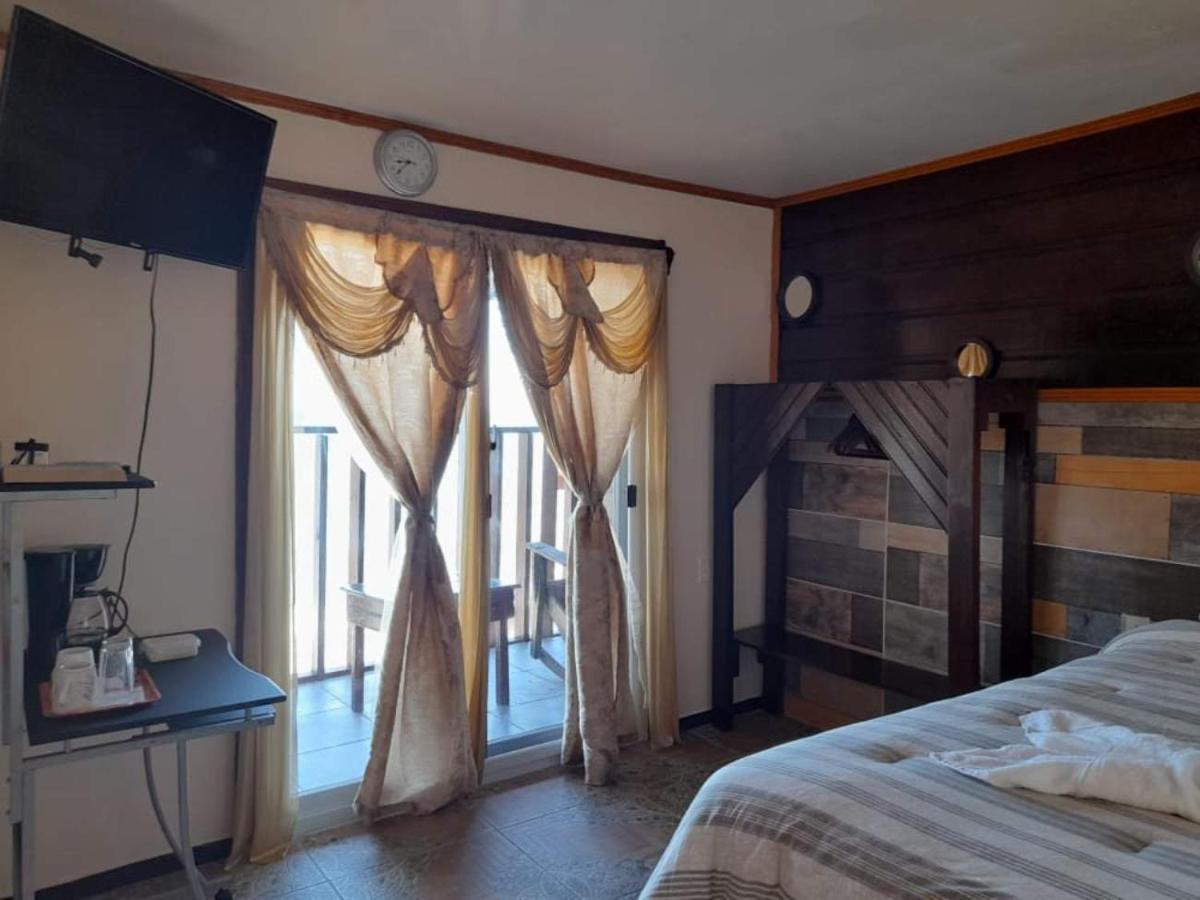 La Delphina Bed And Breakfast Bar And Grill ลาเซย์บา ภายนอก รูปภาพ