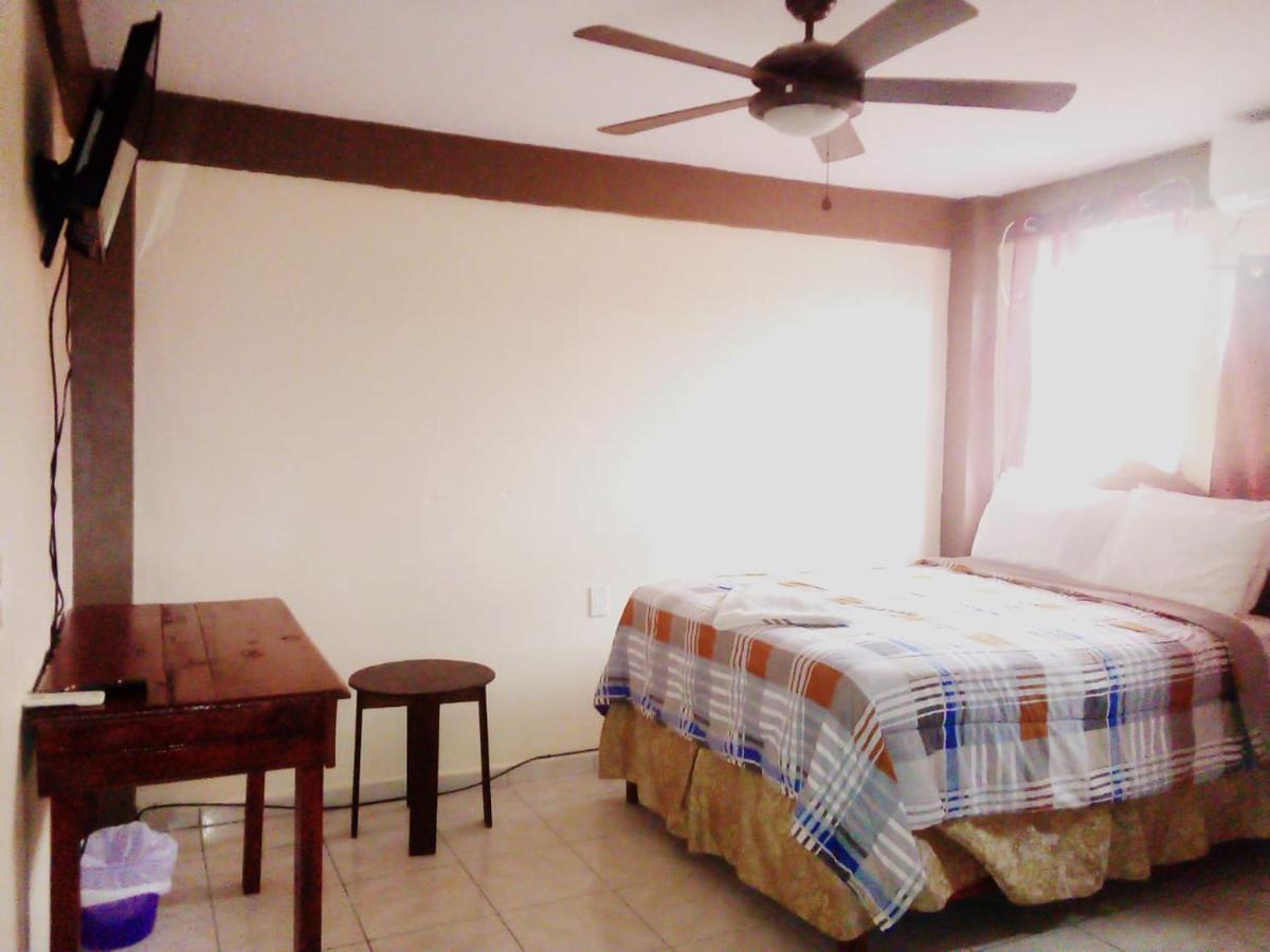 La Delphina Bed And Breakfast Bar And Grill ลาเซย์บา ภายนอก รูปภาพ