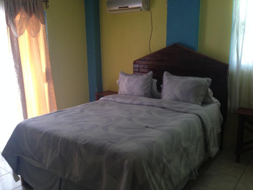 La Delphina Bed And Breakfast Bar And Grill ลาเซย์บา ภายนอก รูปภาพ