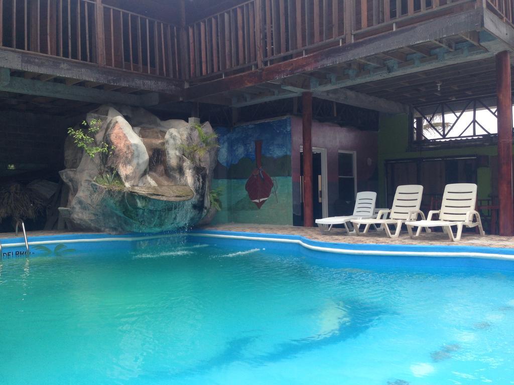 La Delphina Bed And Breakfast Bar And Grill ลาเซย์บา ภายนอก รูปภาพ