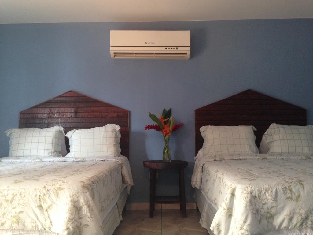 La Delphina Bed And Breakfast Bar And Grill ลาเซย์บา ภายนอก รูปภาพ
