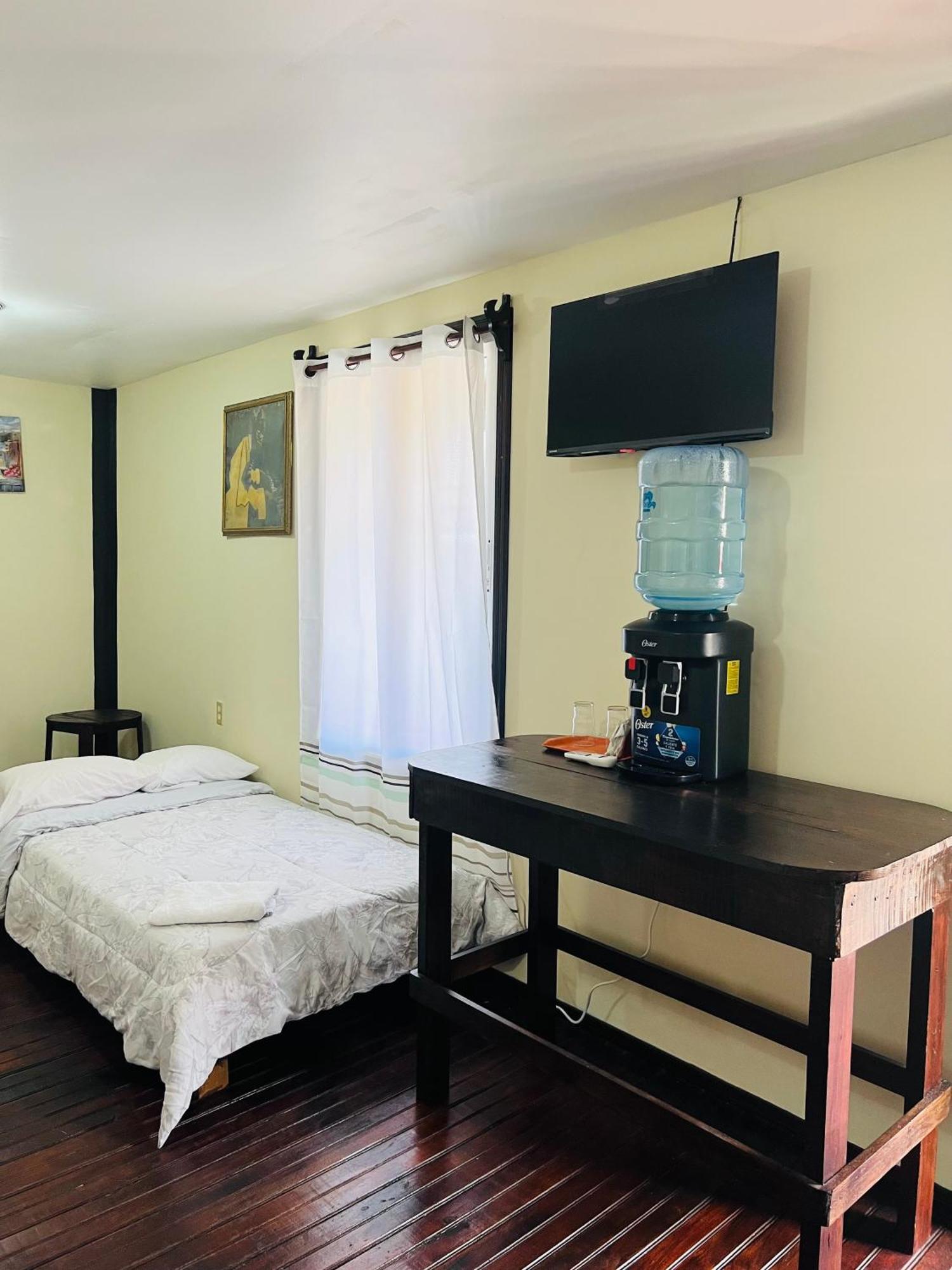 La Delphina Bed And Breakfast Bar And Grill ลาเซย์บา ภายนอก รูปภาพ
