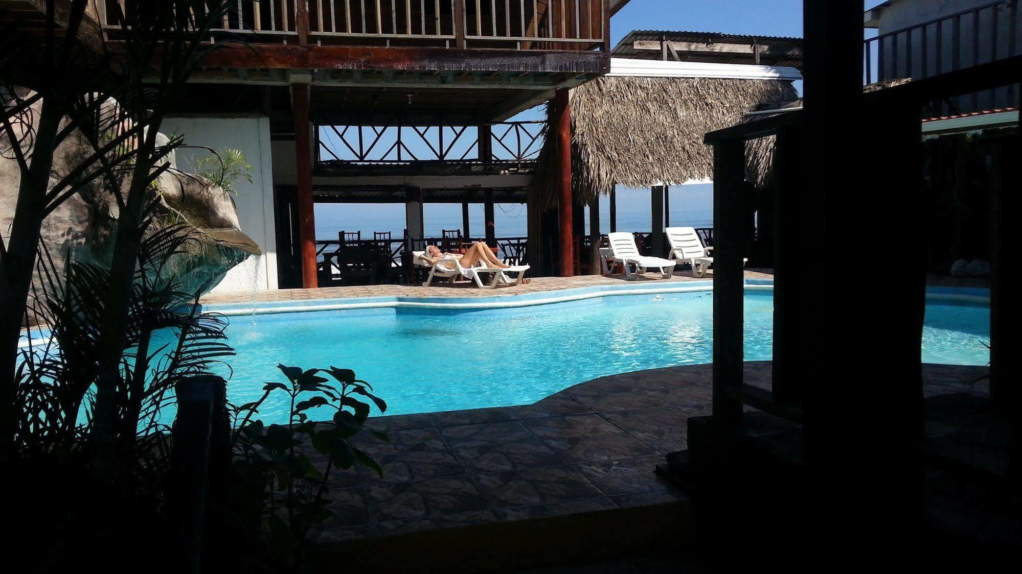 La Delphina Bed And Breakfast Bar And Grill ลาเซย์บา ภายนอก รูปภาพ